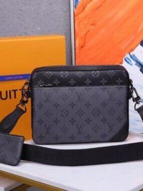 Louis Vuitton Trio 3-in-1 Messenger Bag Hand Holding Shoulder Messenger Bag